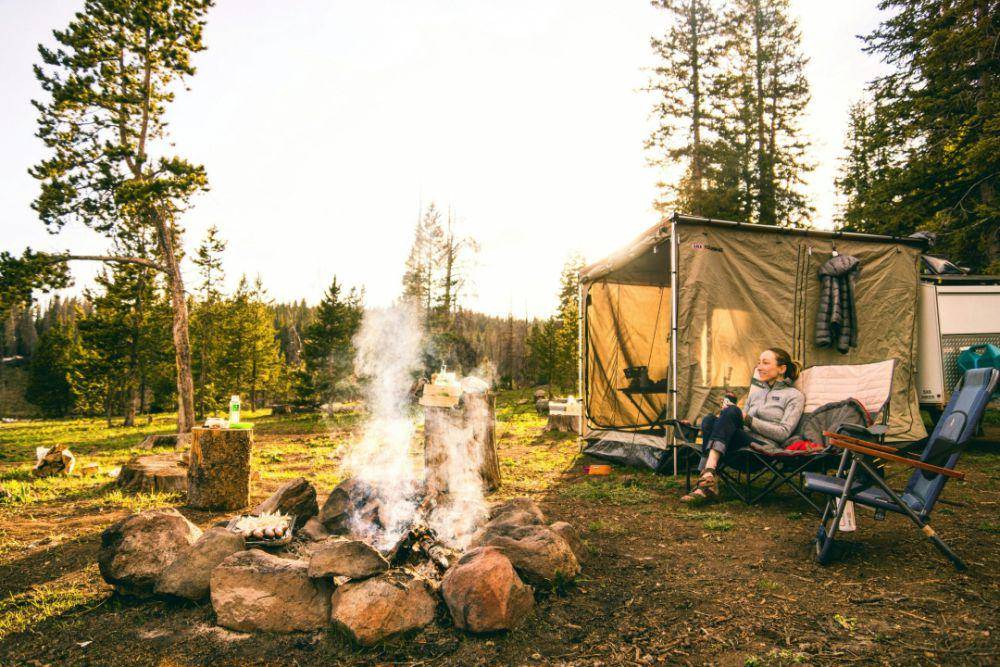 Ilustrasi camping atau berkemah di alam terbuka (unsplash.com/Chris Holder)