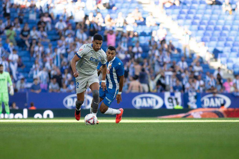 Santiago Maurino (putih) (instagram.com/deportivoalaves)