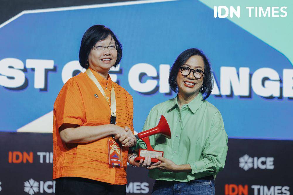 Uni Lubis, Editor in Chief IDN Times bersama Neneng Goenadi, Country Managing Director Grab Indonesia di salah satu sesi Indonesia Millennial and Gen-Z Summit 2024 di The Tribrata Dharmawangsa, Jakarta (22/10/2024)