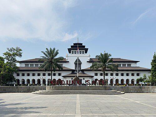 10 Tempat Wisata Dekat Stasiun Bandung