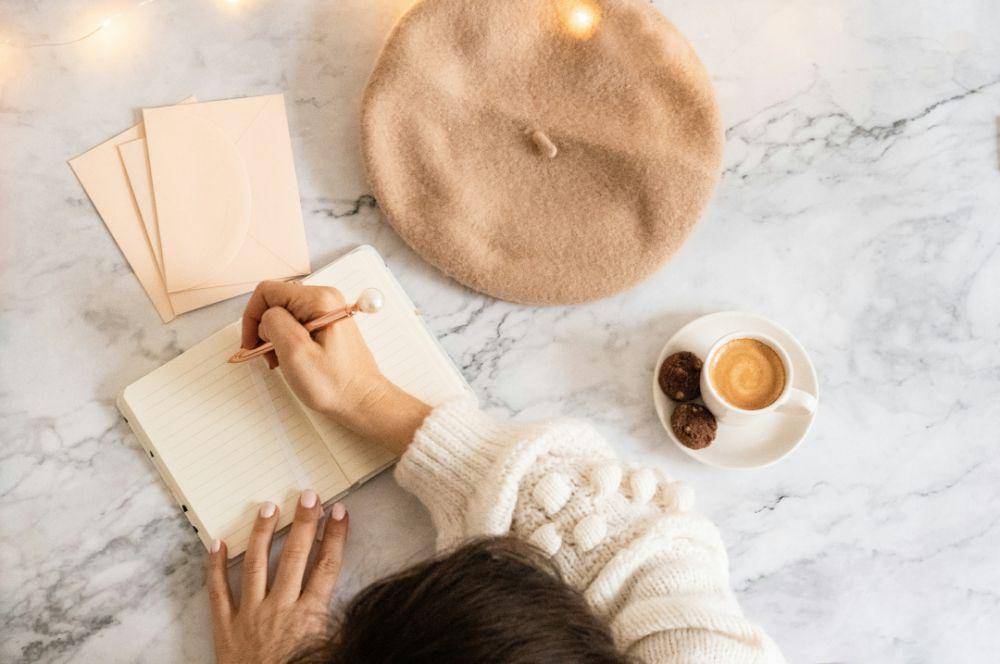Ilustrasi menulis jurnal (unsplash.com/Happy & Spice)