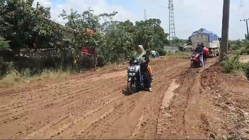 Warga Rangkasbitung Ngeluh, Jalan Rusak dan Licin Karena Truk Tanah