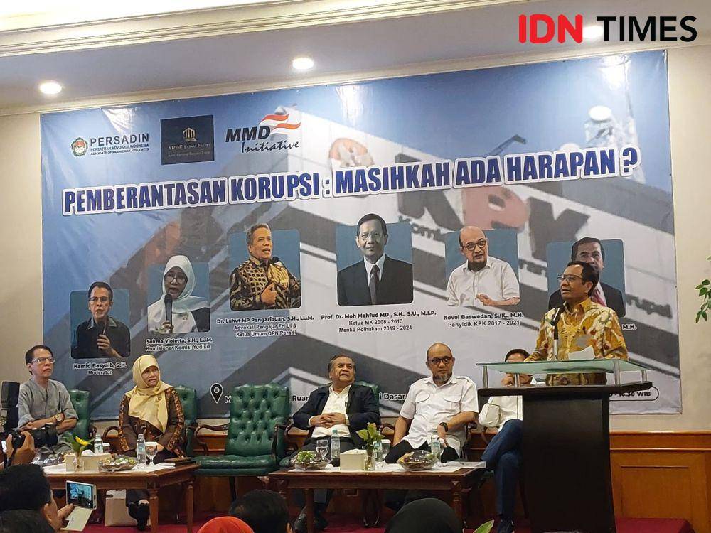 Mantan Menteri Koordinator Bidang Politik, Hukum dan Keamanan, Mahfud MD ketika berbicara mengenai isu korupsi. (IDN Times/Santi Dewi)