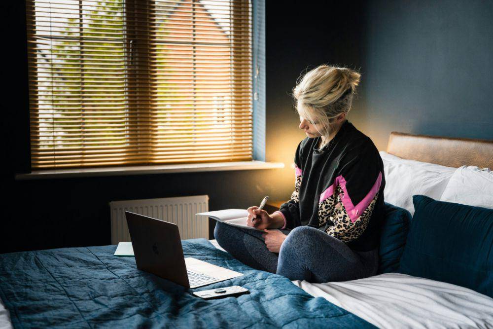 Seorang perempuan sedang menulis jurnal (unsplash.com/Jodie Cook)