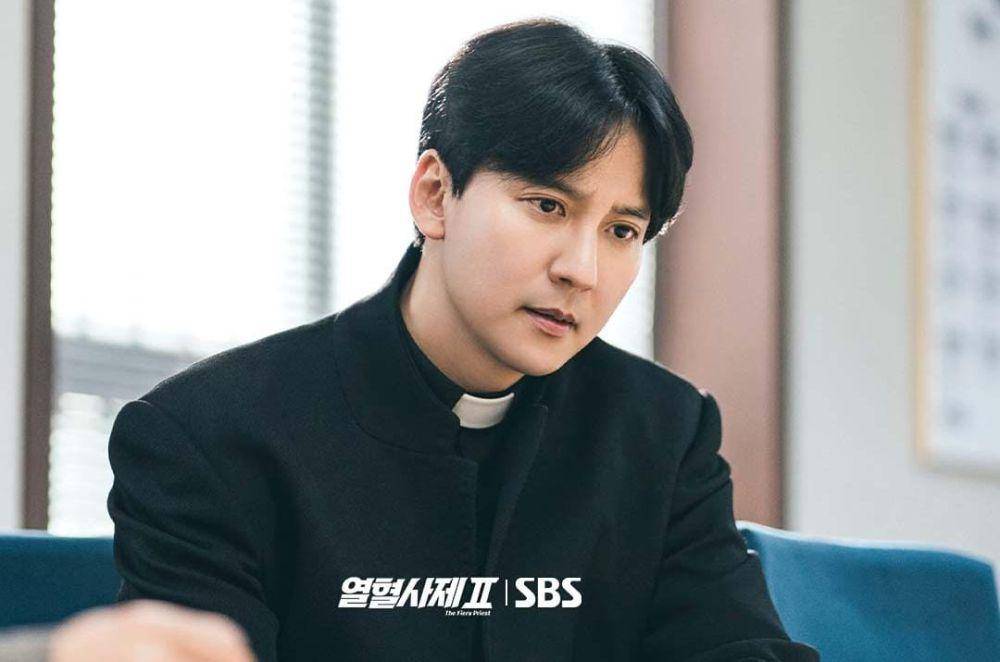 Kim Nam Gil di drama The Fiery Priest 2 (instagram.com/sbsdrama.official)