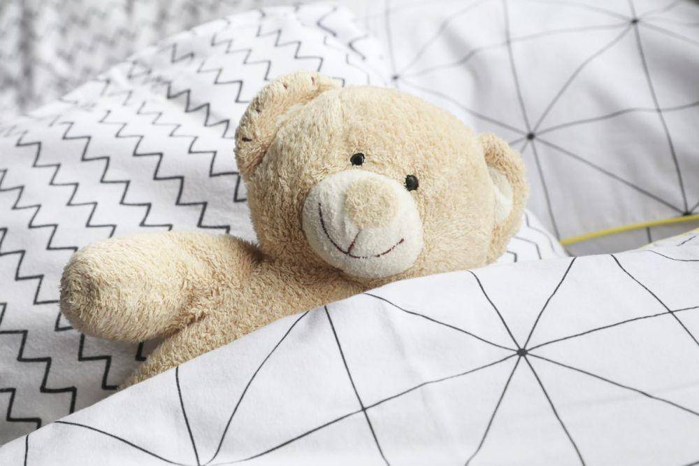 ilustrasi boneka di atas kasur (pexels.com/Ann H)