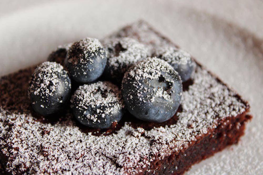ilustrasi brownies kelapa panggang dengan topping buah segar (pexels.com/Anna Protsiuk)