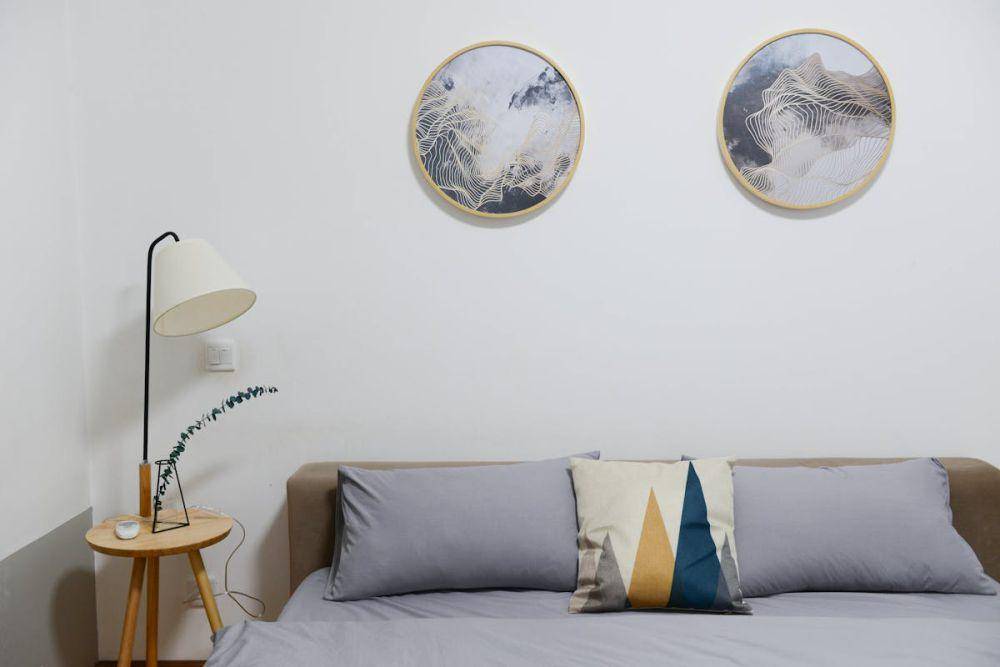 ilustrasi ruang minimalis dengan dinding warna white classic (pexels.com/Cats Coming)