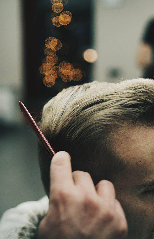 ilustrasi pria menyisir rambut (pexels.com/Mk7 Bober)