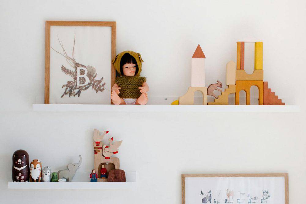 ilustrasi boneka di rak gantung (pexels.com/Tatiana Syrikova)