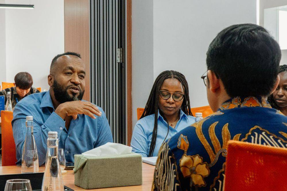 Perwakilan pemerintah Kenya menggelar pertemuan dengan Co-Founder dan CEO Aruna, Farid Naufal. (dok. Aruna)
