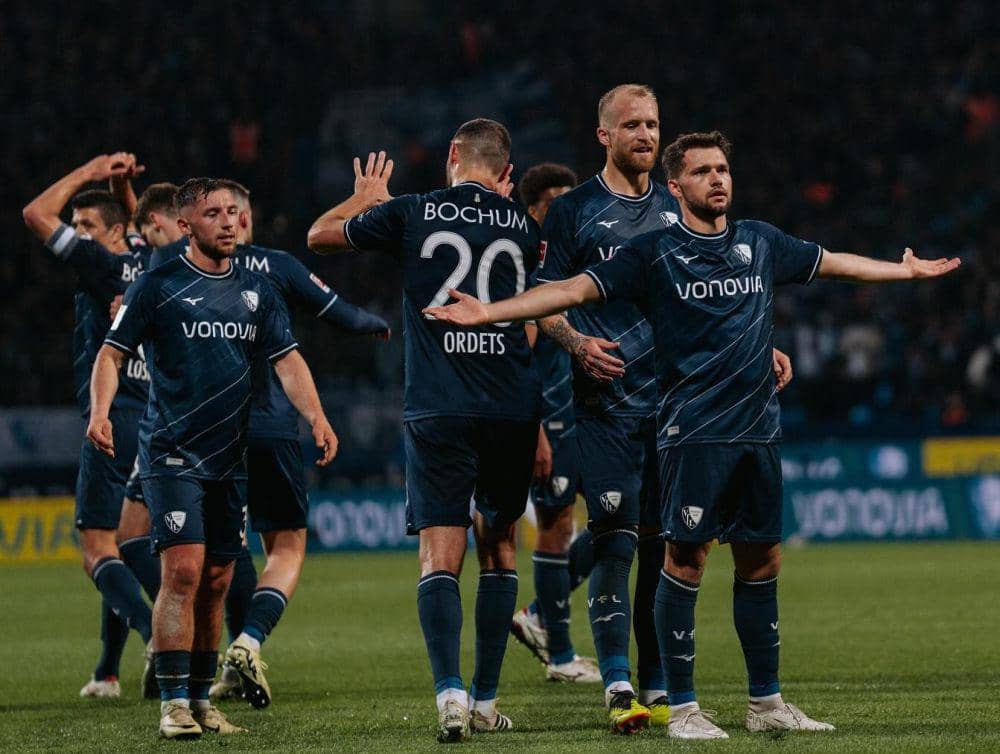 Pemain VfL Bochum saat menyapa pendukungnya. (instagram.com/vflbochum1848.official)