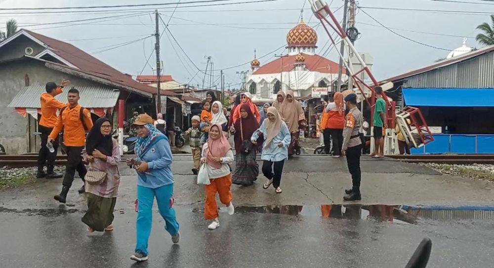 Simulasi: Gempa dan Tsunami di Padang, Warga Berhamburan Keluar Rumah