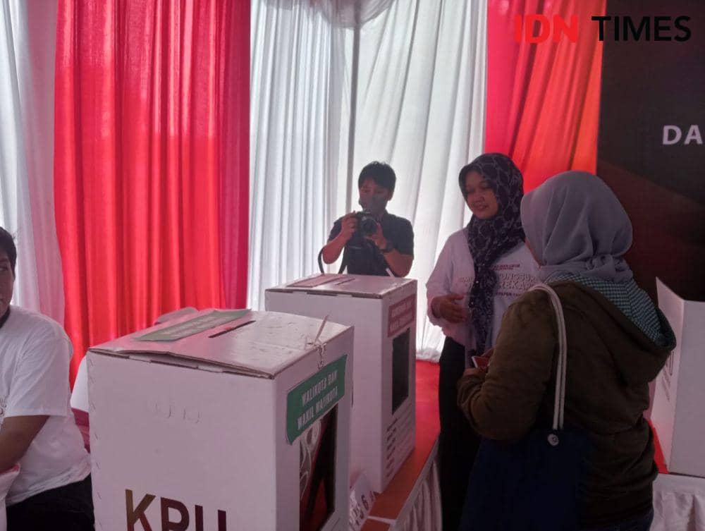 Simulasi pemungutan dan penghitungan suara di KPU Balikpapan, Rabu (6/11/2024). (IDN Times/Erik Alfian)