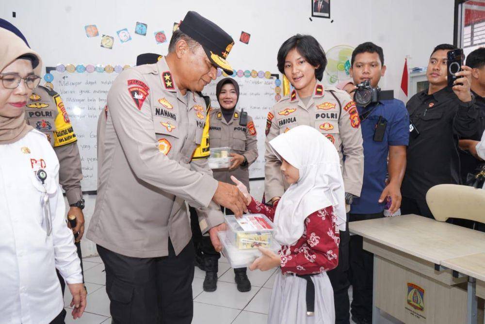 Kepolisian Daerah Kalimantan Timur (Polda Kaltim) menggelar makan bergizi gratis (MBG) di SDN 034 Balikpapan Utara pada Rabu (30/10/2024). (Dok. Humas Polda Kaltim)