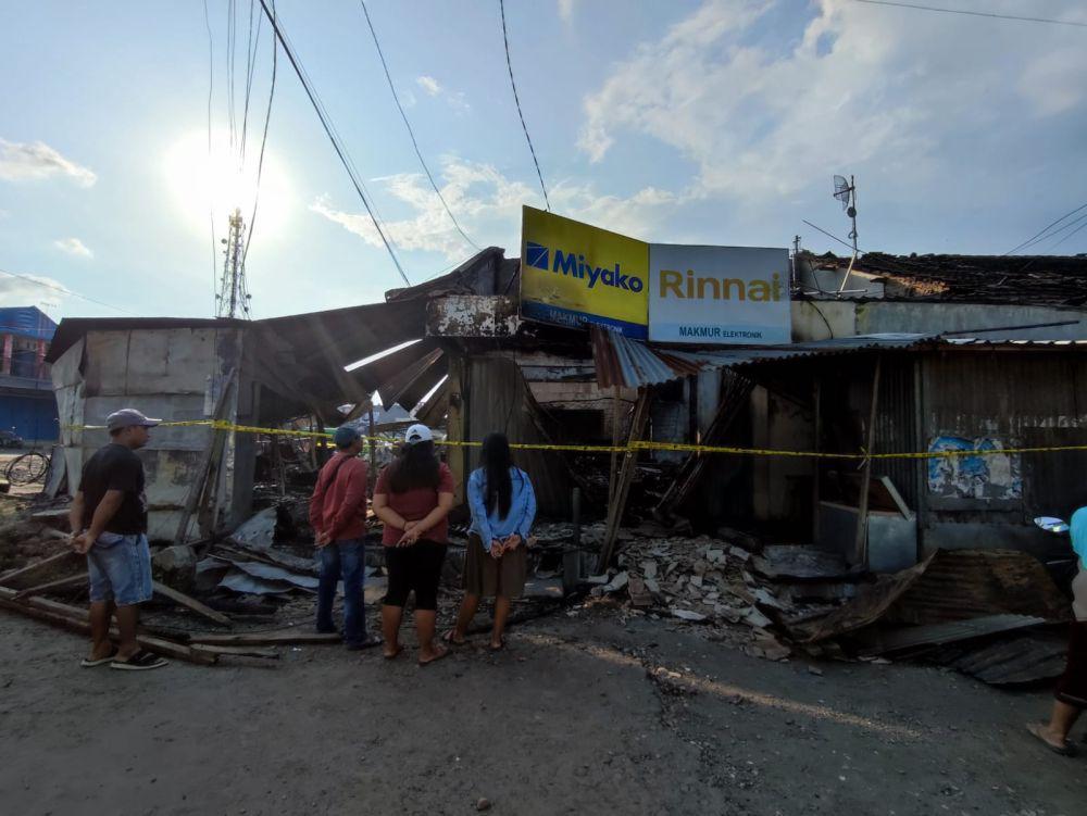 Diduga Dipicu Gas Bocor, Pasar Dampit Terbakar Hebat