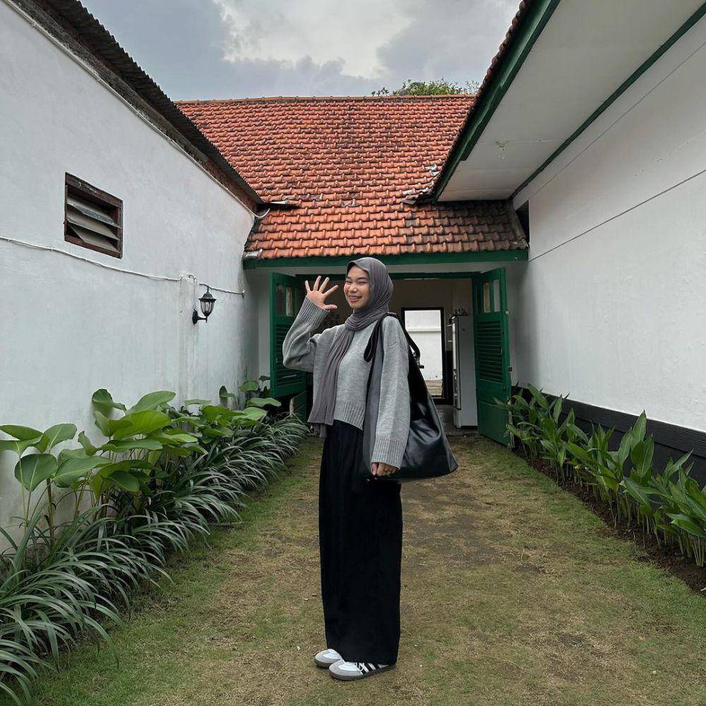 ide outfit hijab minimalis ala Fitri Hasiani (instagram.com/_kakpit)