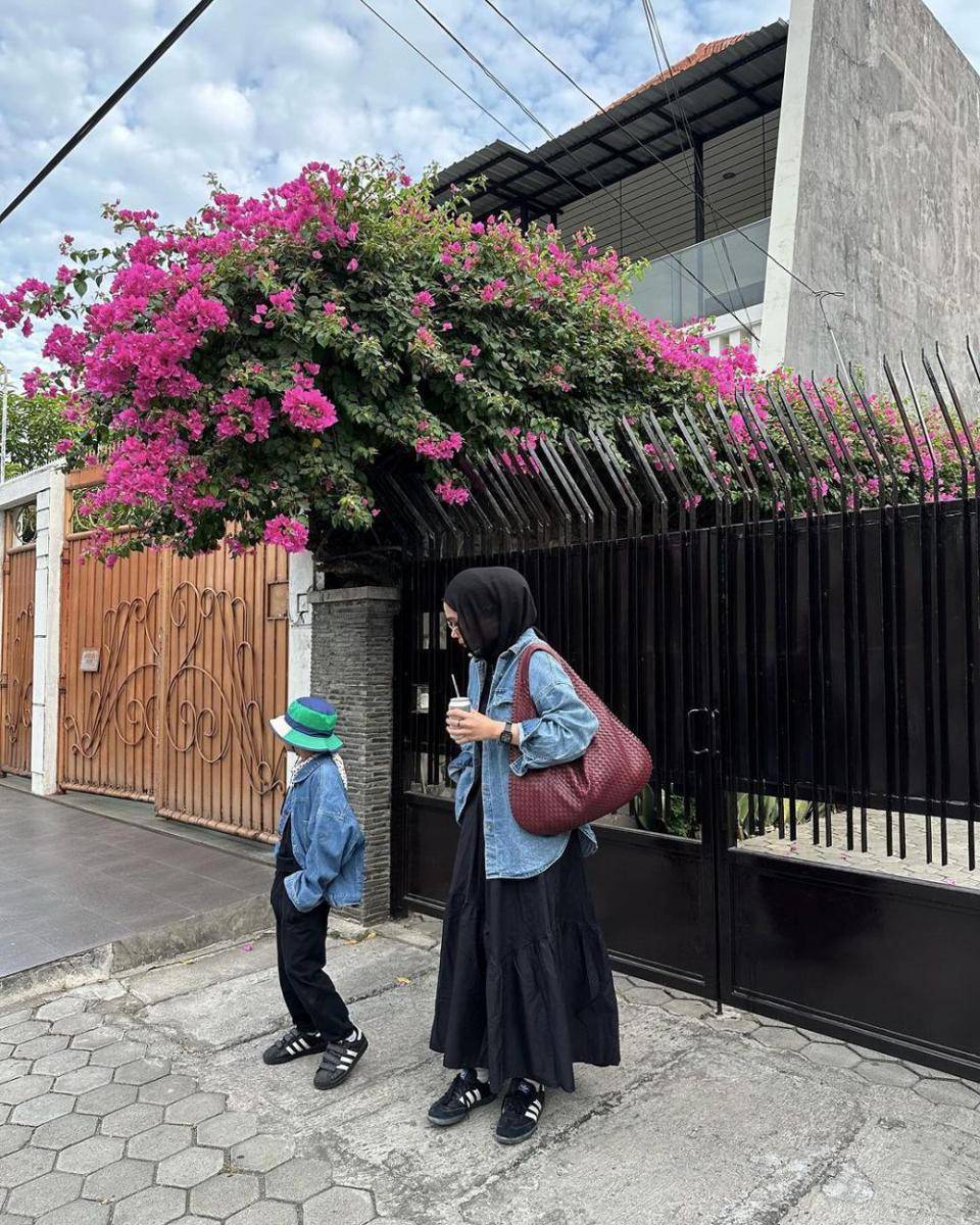 ide outfit hijab minimalis ala Fitri Hasiani (instagram.com/_kakpit)