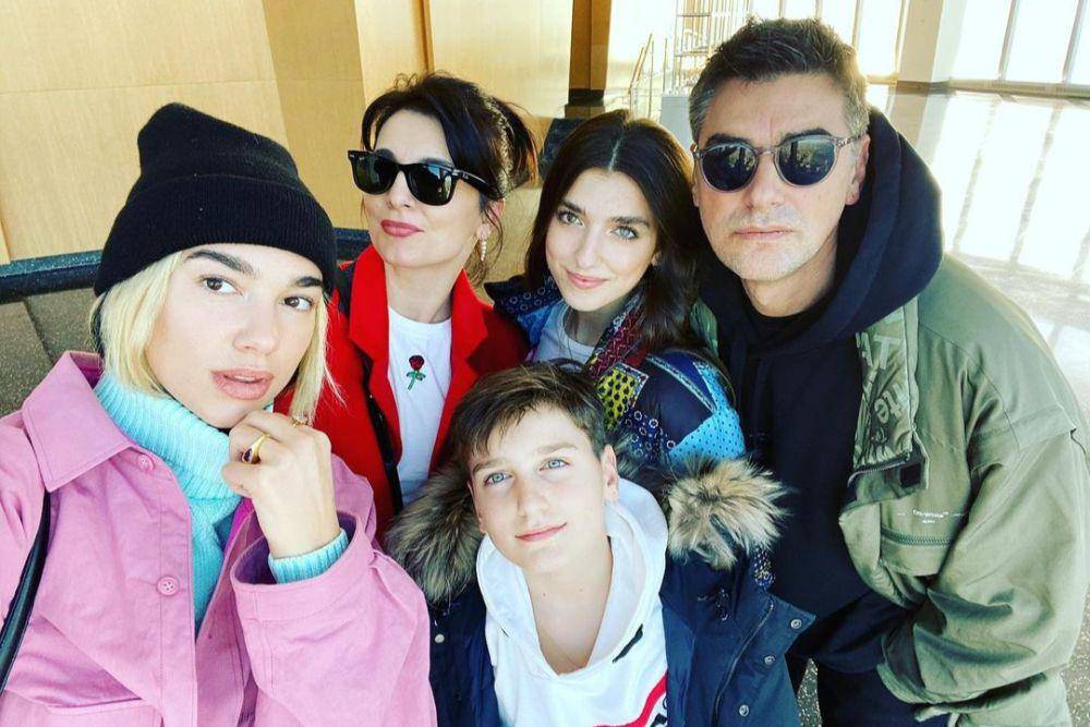 Dua Lipa bersama orangtua dan adik-adiknya (instagram.com/anesalipa)