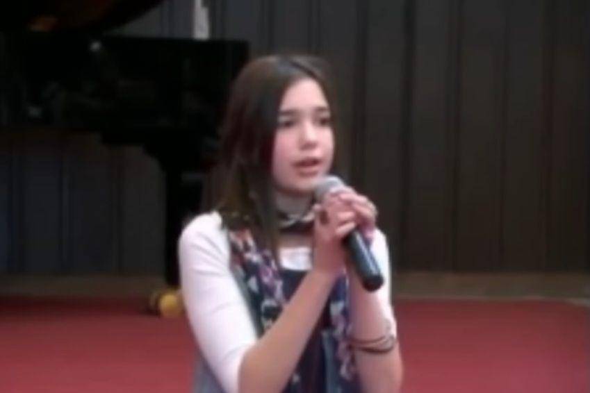 Dua Lipa di usia 12 tahun saat bernyanyi di sekolahnya (youtube.com/UK Albanians Network)