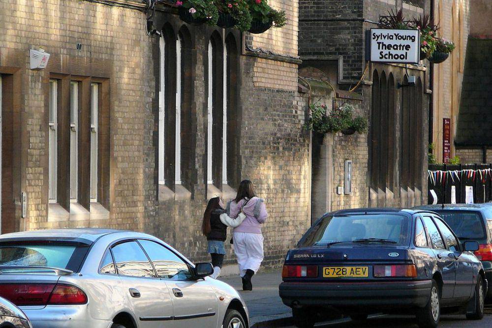 Sekolah Teater Sylvia Young di Rossmore Road di Marylebone, London (commons.wikimedia.org/Russ London)