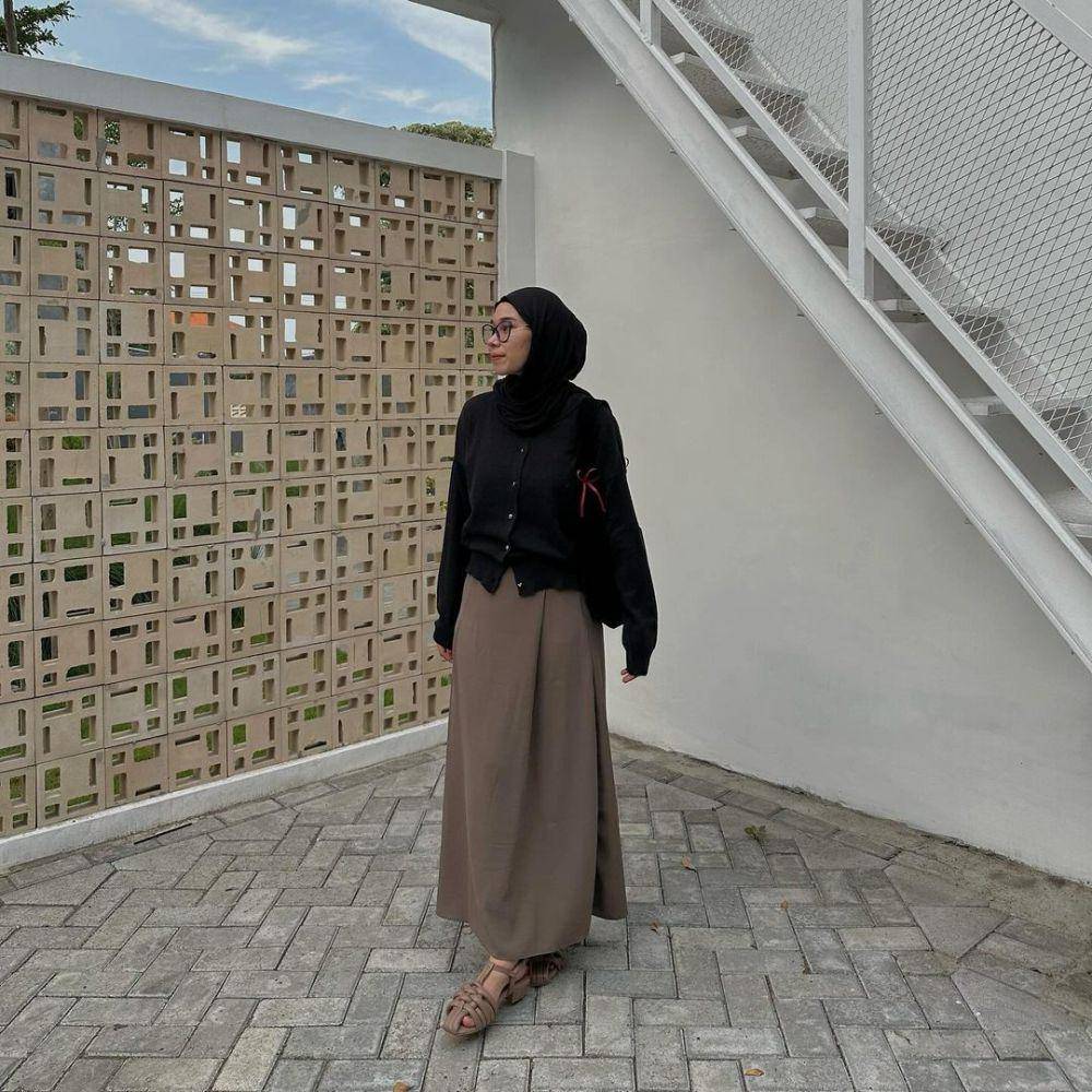 ide outfit hijab minimalis ala Fitri Hasiani (instagram.com/_kakpit)