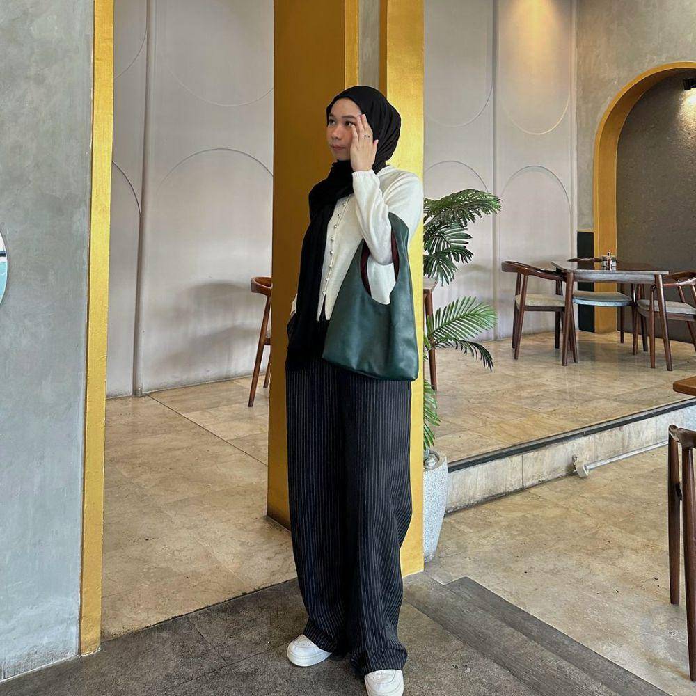 ide outfit hijab minimalis ala Fitri Hasiani (instagram.com/_kakpit)