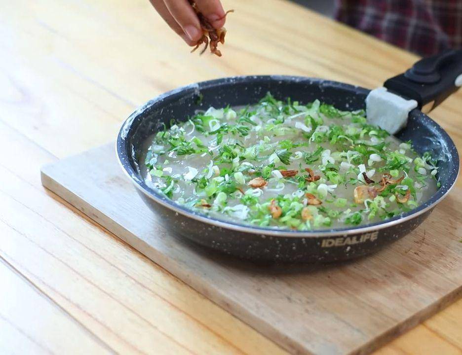 ilustrasi menambahkan daun bawang dan bawang goreng ke adonan ciwang (YouTube.com/IVD COOKING)
