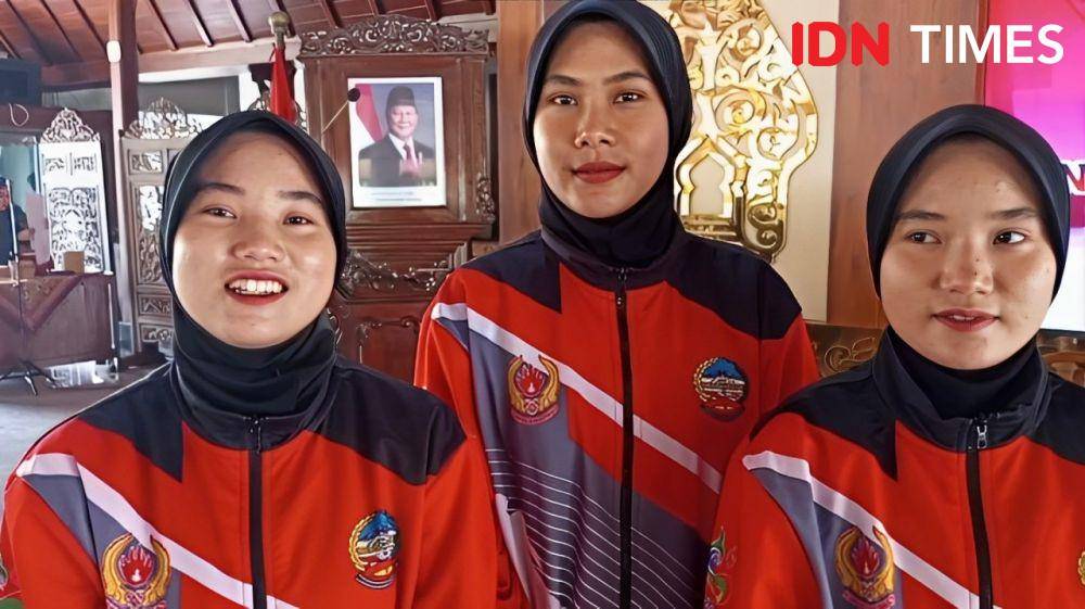 Tiga taekwondoin putri Banyumas yang berhasil raih emas mengaku gembira, bahkan Beste Noviana Khusof (kiri) ingin sekali beli rumah dari bonus pemkab Banyumas, Kamis (7/11/2024).(IDN Times/Cokie Sutrisno)
