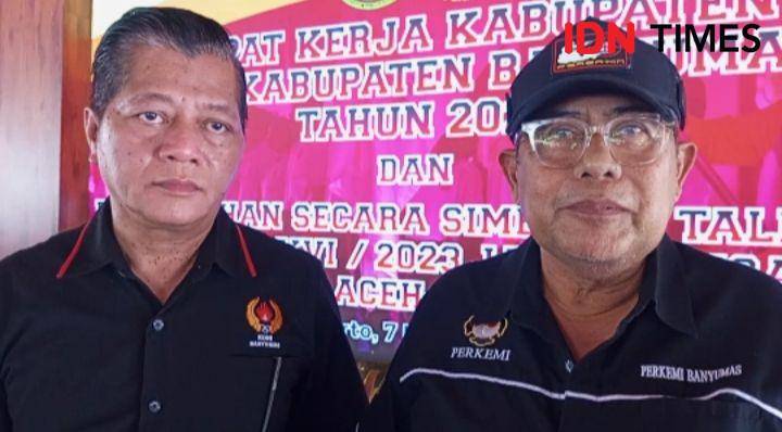 Ketua KONI Banyumas Bambang Setiawan (kanan) didampingi wakil ketua 1 sebut bahwa perjuang berikutnya adalah raih tiket sebanyak mungkin saat Pra Porprov, Kamis (7/11/2024).(IDN Times/Cokie Sutrisno)