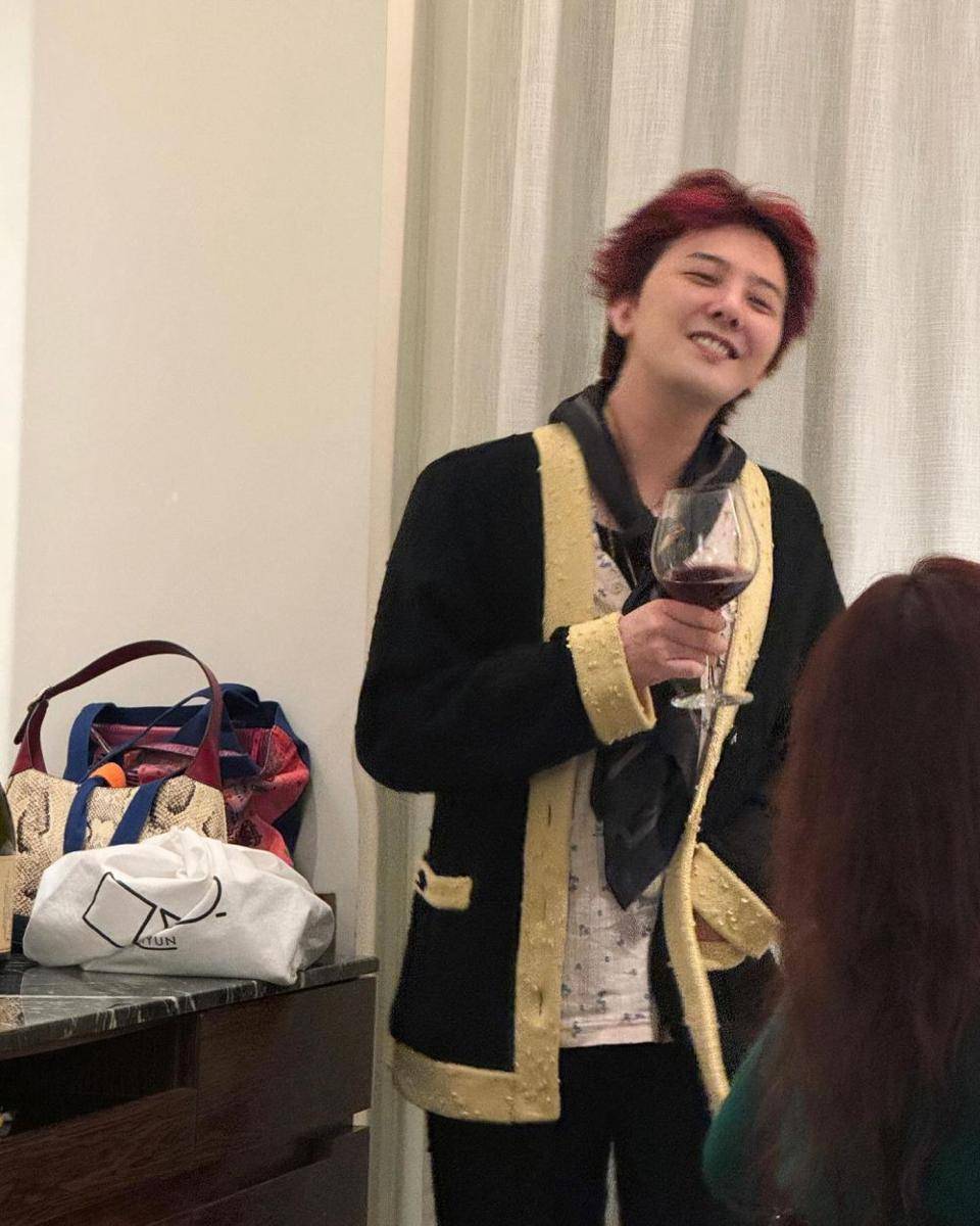 potret terbaru bareface G-Dragon (instagram.com/8lo8lo8lowme)