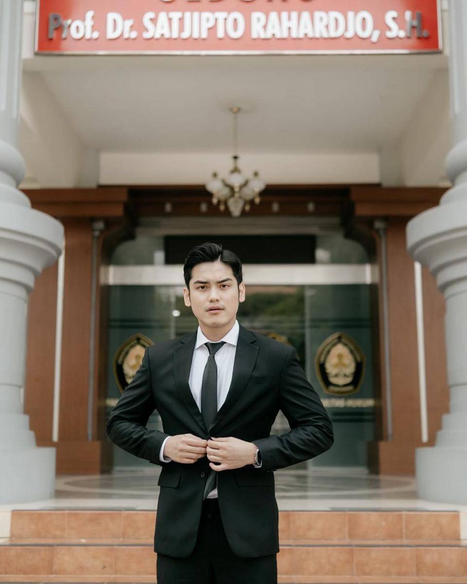 Irzan Faiq wisuda S1 (Instagram.com/irzannfaiq)