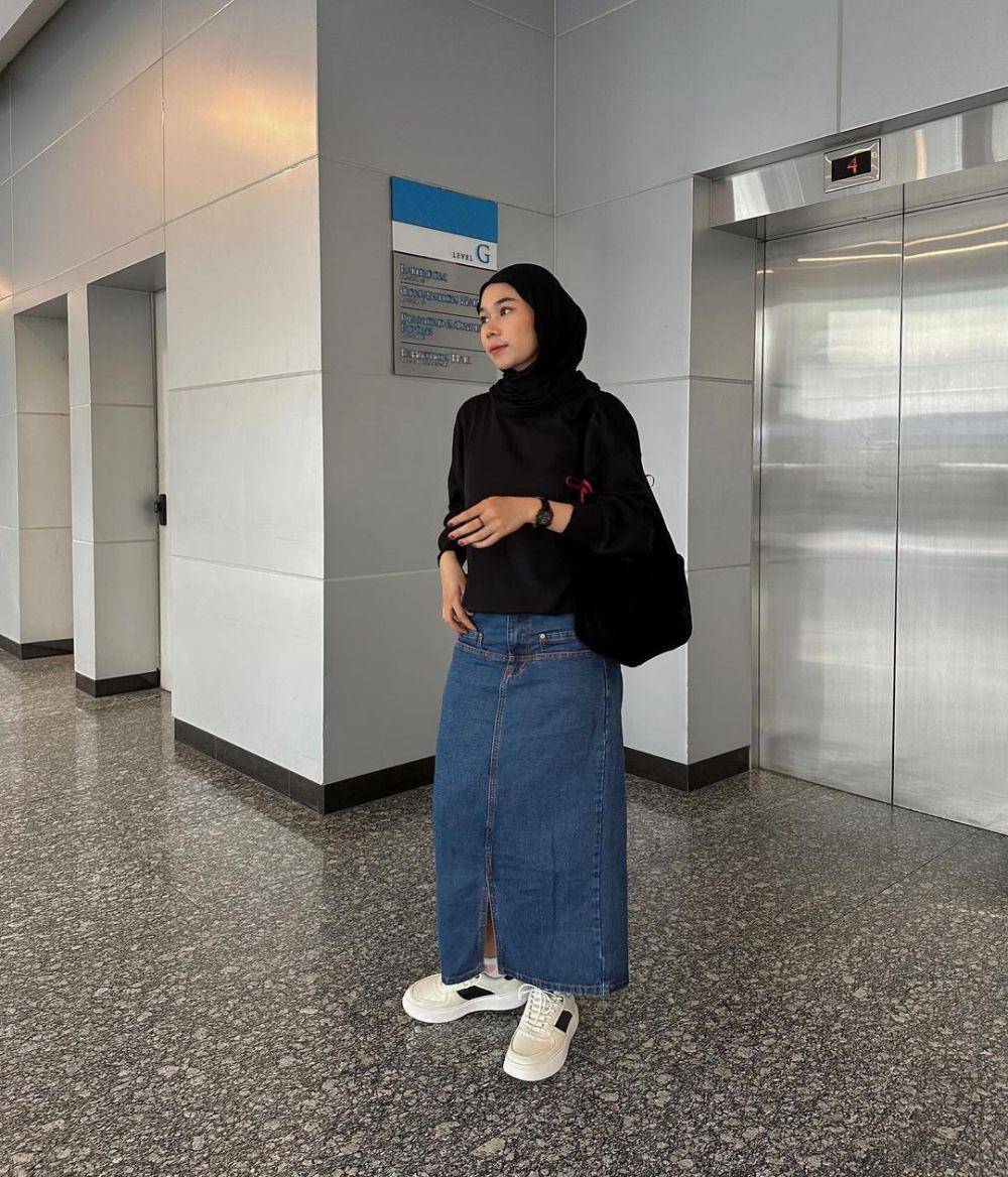 ide outfit hijab minimalis ala Fitri Hasiani (instagram.com/_kakpit)