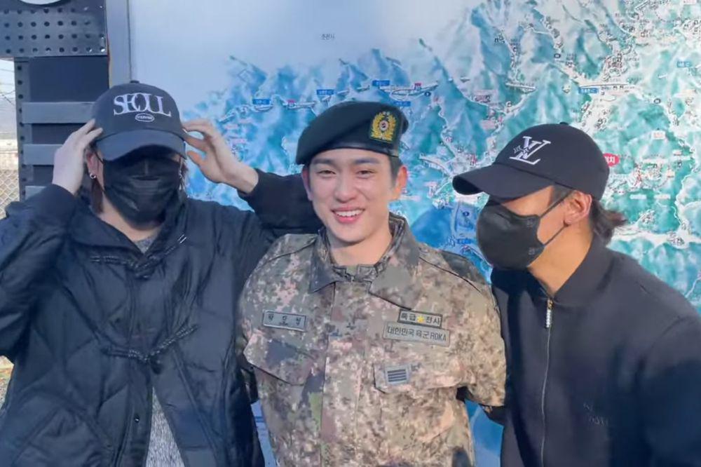 7 Potret Jinyoung GOT7 Keluar Wamil, Disambut Yugyeom dan Bambam