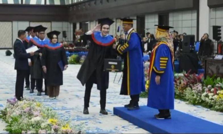 Irzan Faiq wisuda S1 (Instagram.com/irzannfaiq)