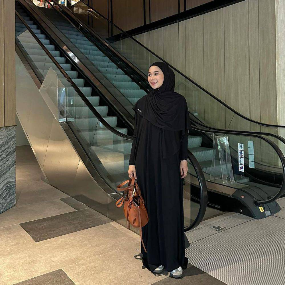 ide outfit hijab minimalis ala Fitri Hasiani (instagram.com/_kakpit)