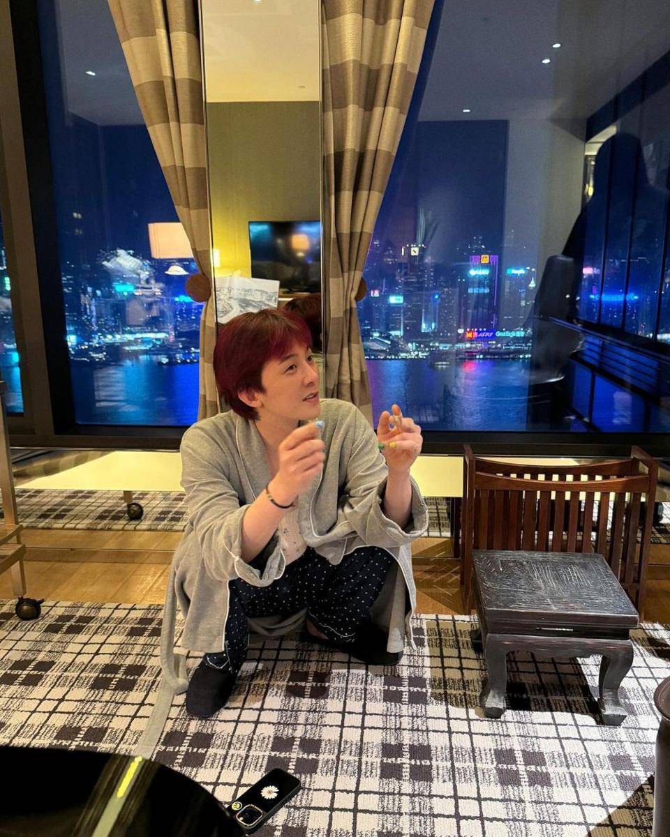 potret terbaru bareface G-Dragon (instagram.com/8lo8lo8lowme)