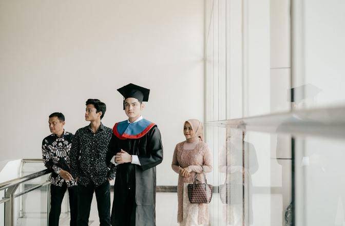 Irzan Faiq wisuda S1 (Instagram.com/irzannfaiq)