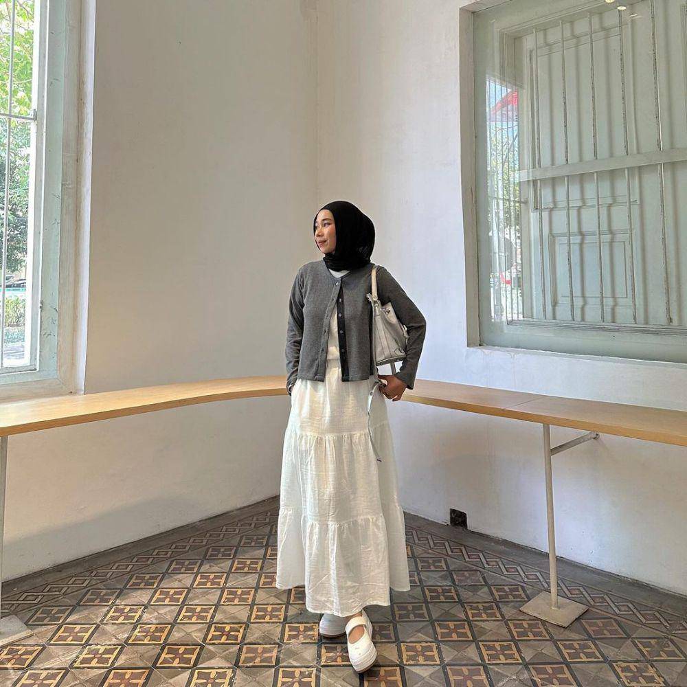 ide outfit hijab minimalis ala Fitri Hasiani (instagram.com/_kakpit)