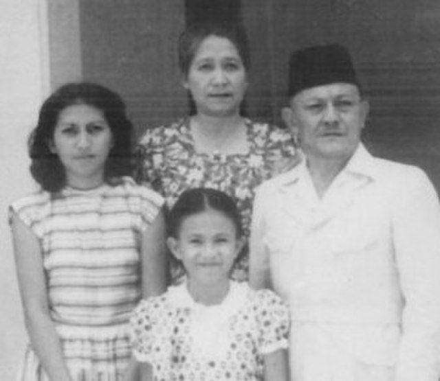 foto Sam Ratulangi dan keluarganya (commons.wikimedia.org/uncredited)