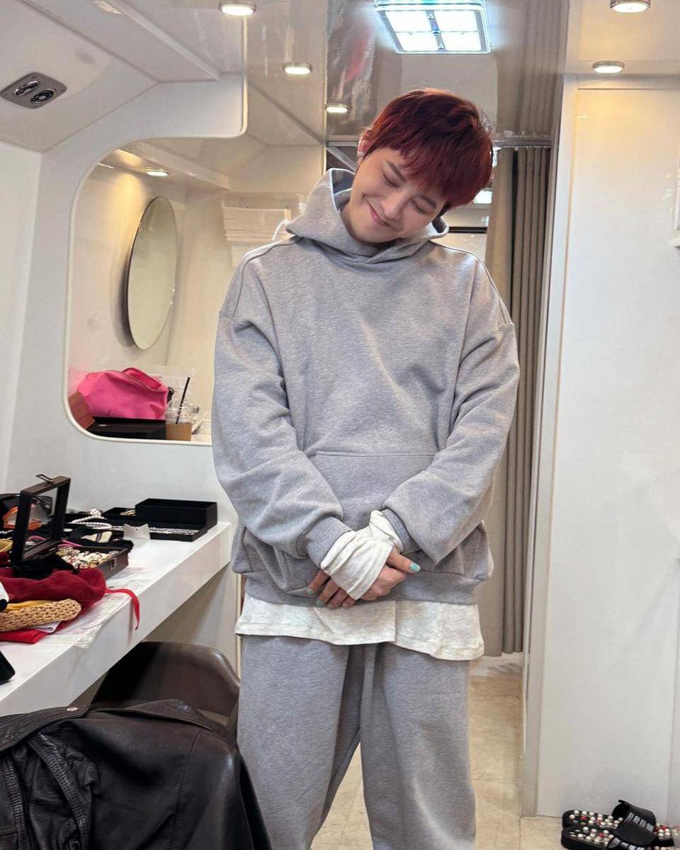 potret terbaru bareface G-Dragon (instagram.com/8lo8lo8lowme)