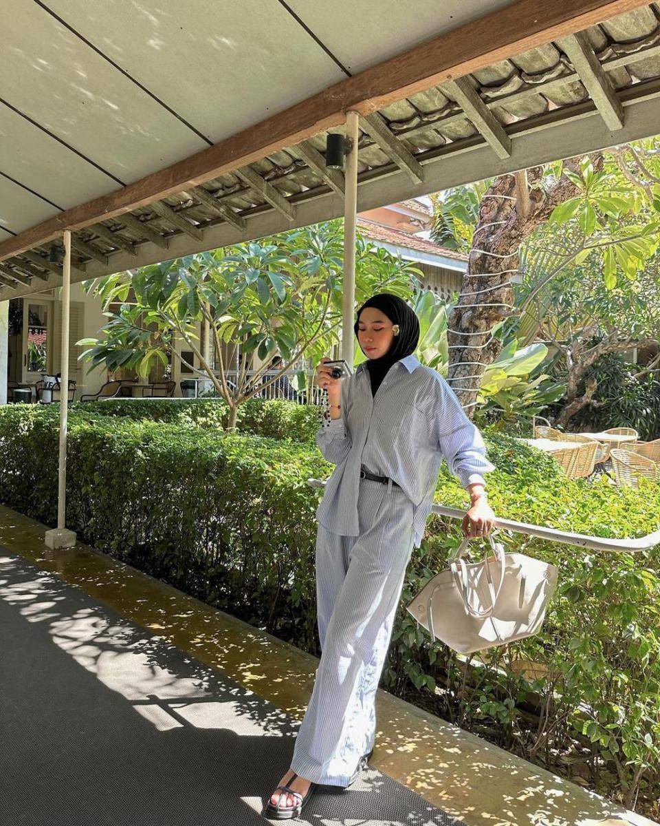 ide outfit hijab minimalis ala Fitri Hasiani (instagram.com/_kakpit)