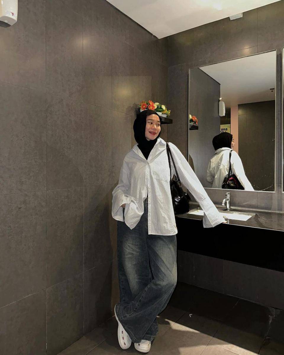 ide outfit hijab minimalis ala Fitri Hasiani (instagram.com/_kakpit)