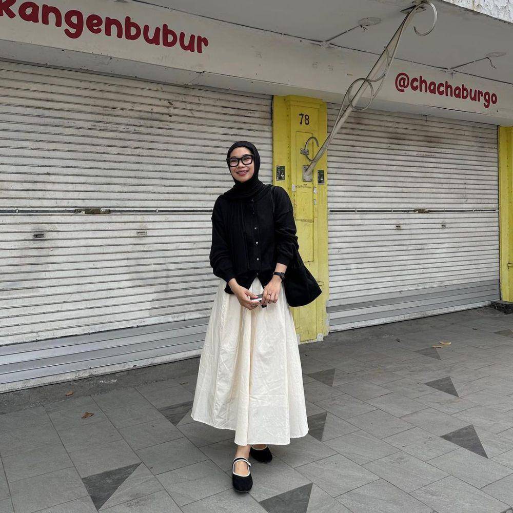 ide outfit hijab minimalis ala Fitri Hasiani (instagram.com/_kakpit)