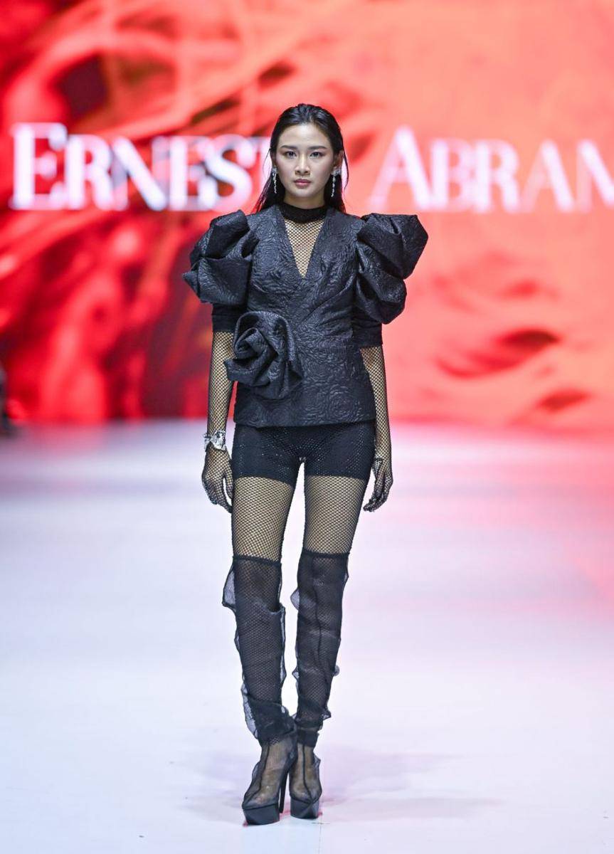 koleksi Ernesto Abram di Jakarta Fashion Week 2025 (dok. Jakarta Fashion Week/Dandy Hendrata)
