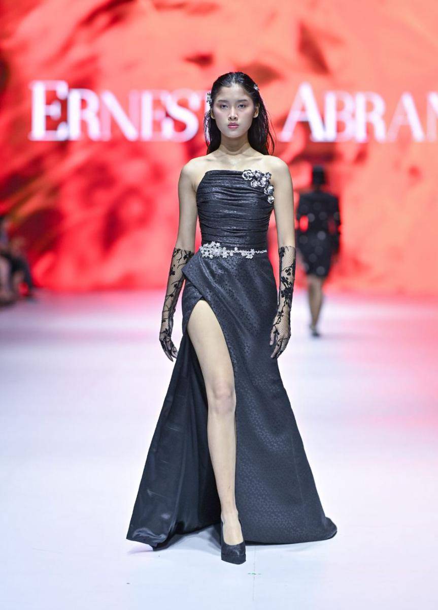 koleksi Ernesto Abram di Jakarta Fashion Week 2025 (dok. Jakarta Fashion Week/Dandy Hendrata)