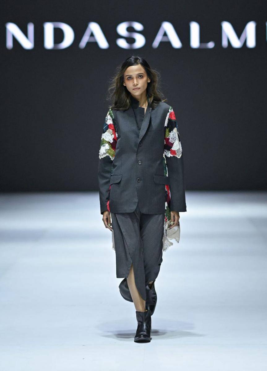 koleksi Rinda Salmun di Jakarta Fashion Week 2025 (dok. Jakarta Fashion Week/Dandy Hendrata)
