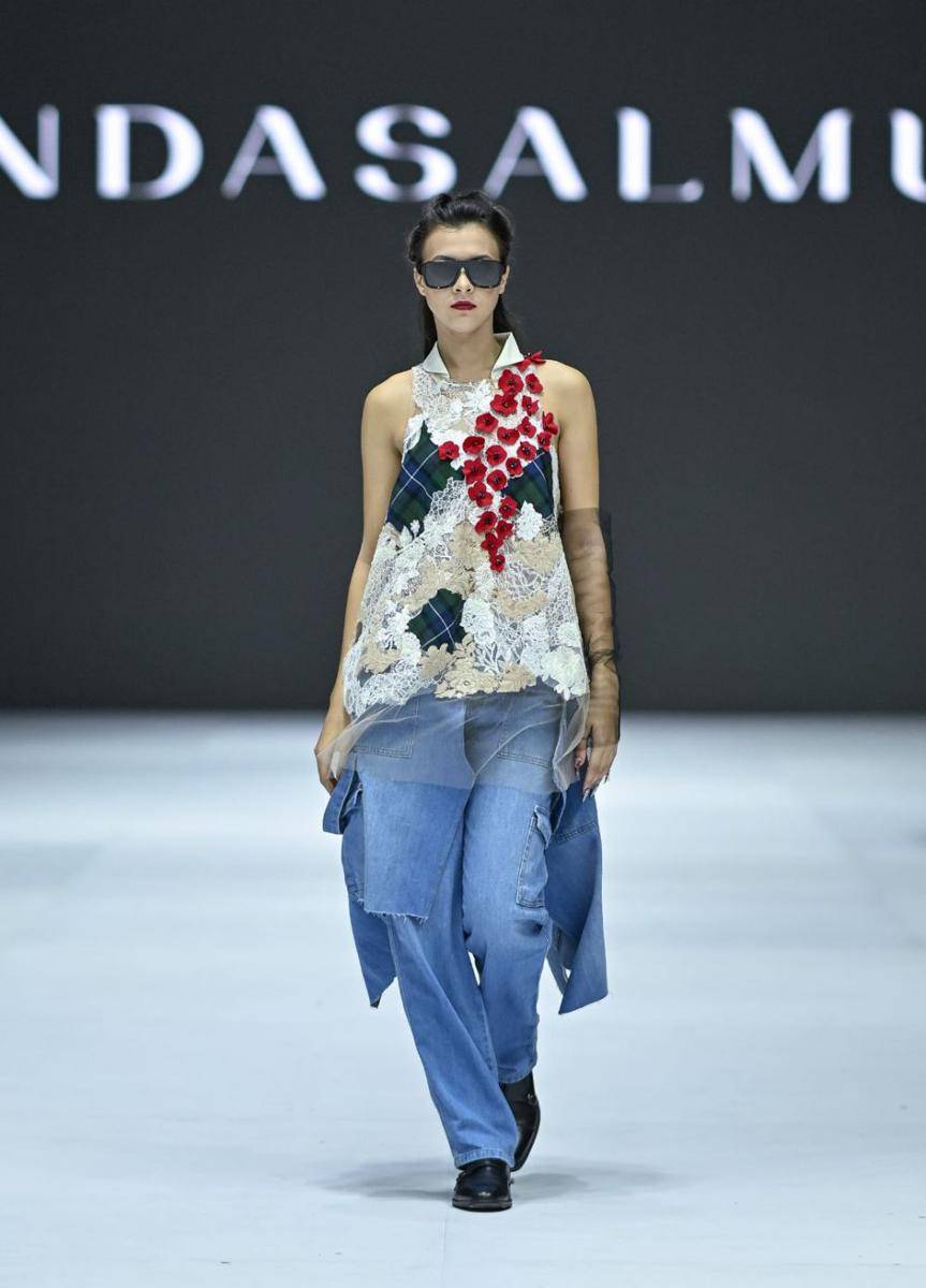 koleksi Rinda Salmun di Jakarta Fashion Week 2025 (dok. Jakarta Fashion Week/Dandy Hendrata)