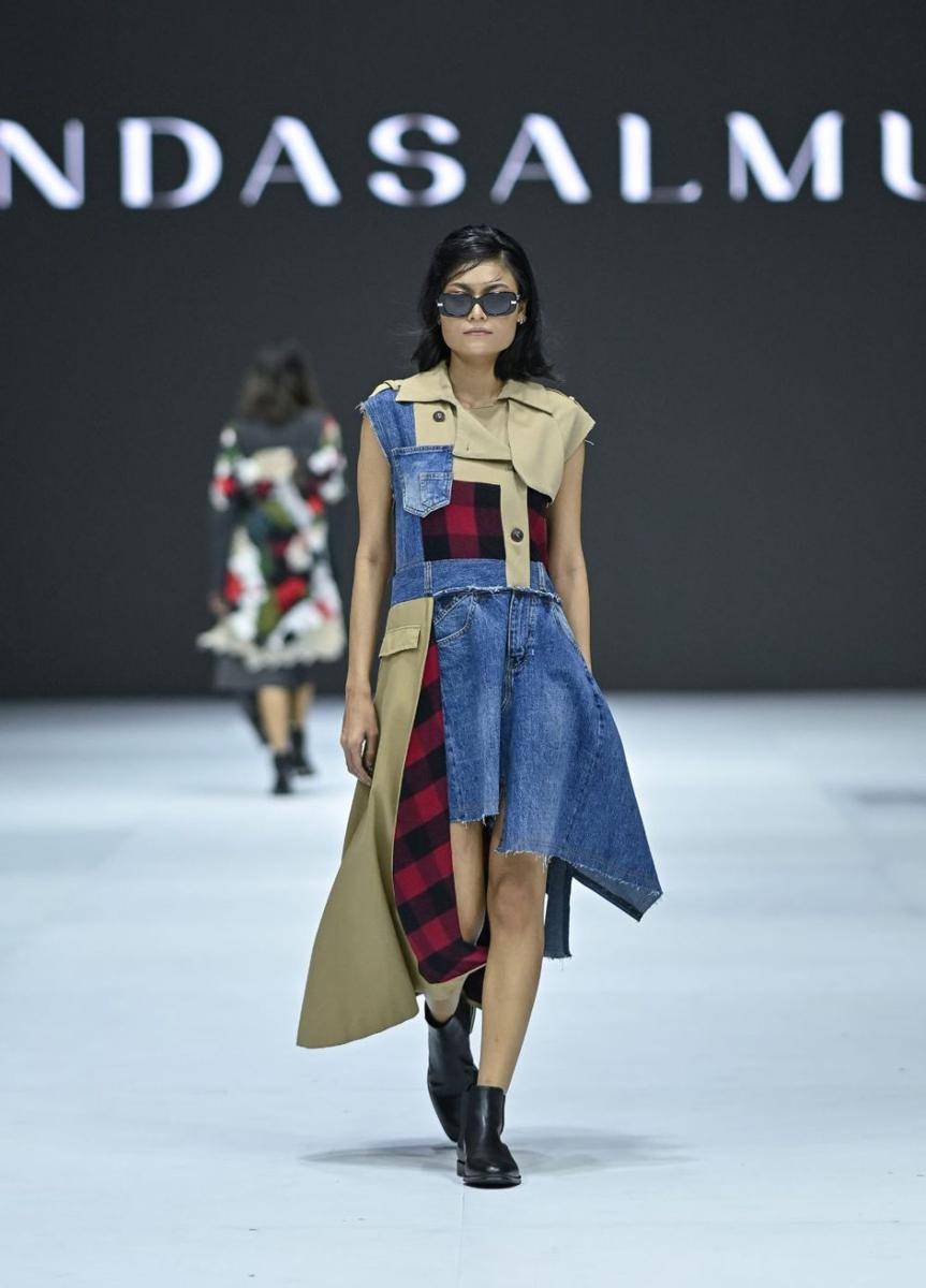 koleksi Rinda Salmun di Jakarta Fashion Week 2025 (dok. Jakarta Fashion Week/Dandy Hendrata)