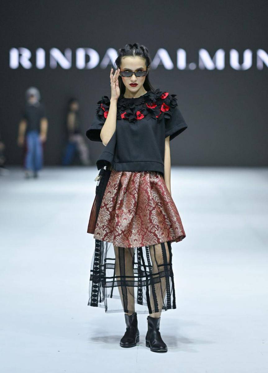 koleksi Rinda Salmun di Jakarta Fashion Week 2025 (dok. Jakarta Fashion Week/Dandy Hendrata)